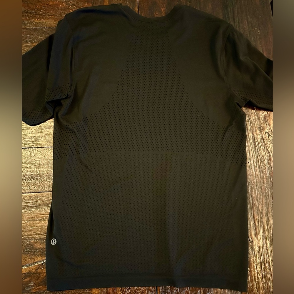Lululemon Men's Black Long-Sleeve Performance Shirt - Picture 5 of 5